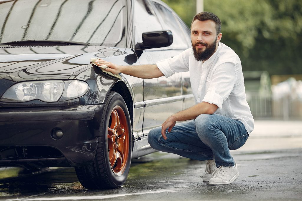 car et un homme du castor car wash