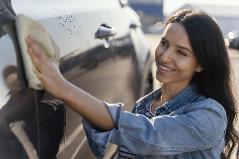 une femme avec le voiture de castor car wash