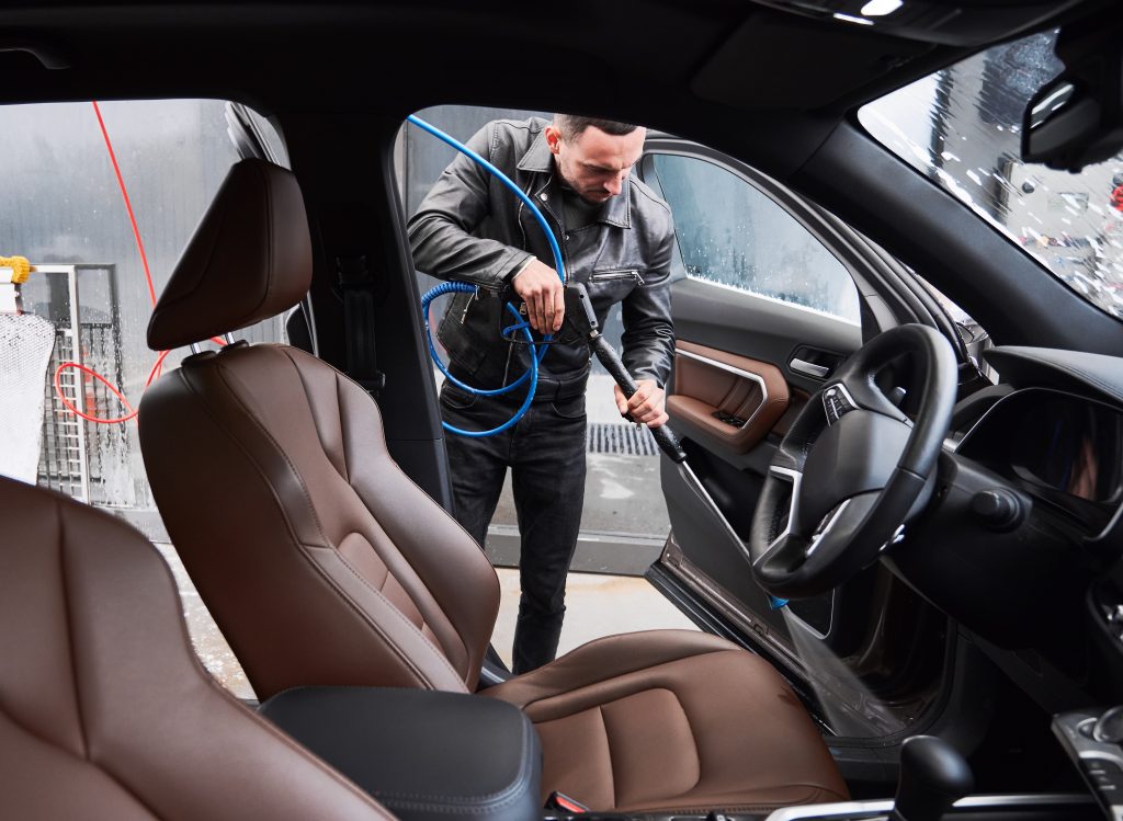 netoyage sous les siée d'une voiture