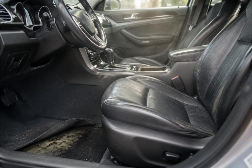 découvrez pourquoi cette voiture gardait une mauvaise odeur malgré trois nettoyages et comment nous avons finalement résolu ce problème tenace.