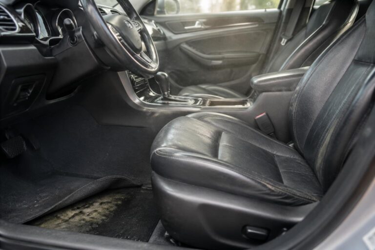 découvrez pourquoi cette voiture gardait une mauvaise odeur malgré trois nettoyages et comment nous avons finalement résolu ce problème tenace.