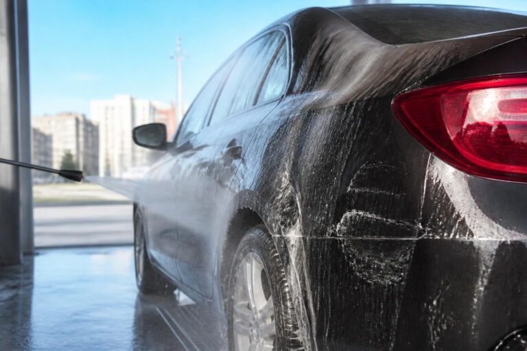découvrez pourquoi un lavage rapide peut parfois endommager la carrosserie de votre voiture et comment éviter ces erreurs pour préserver son état.